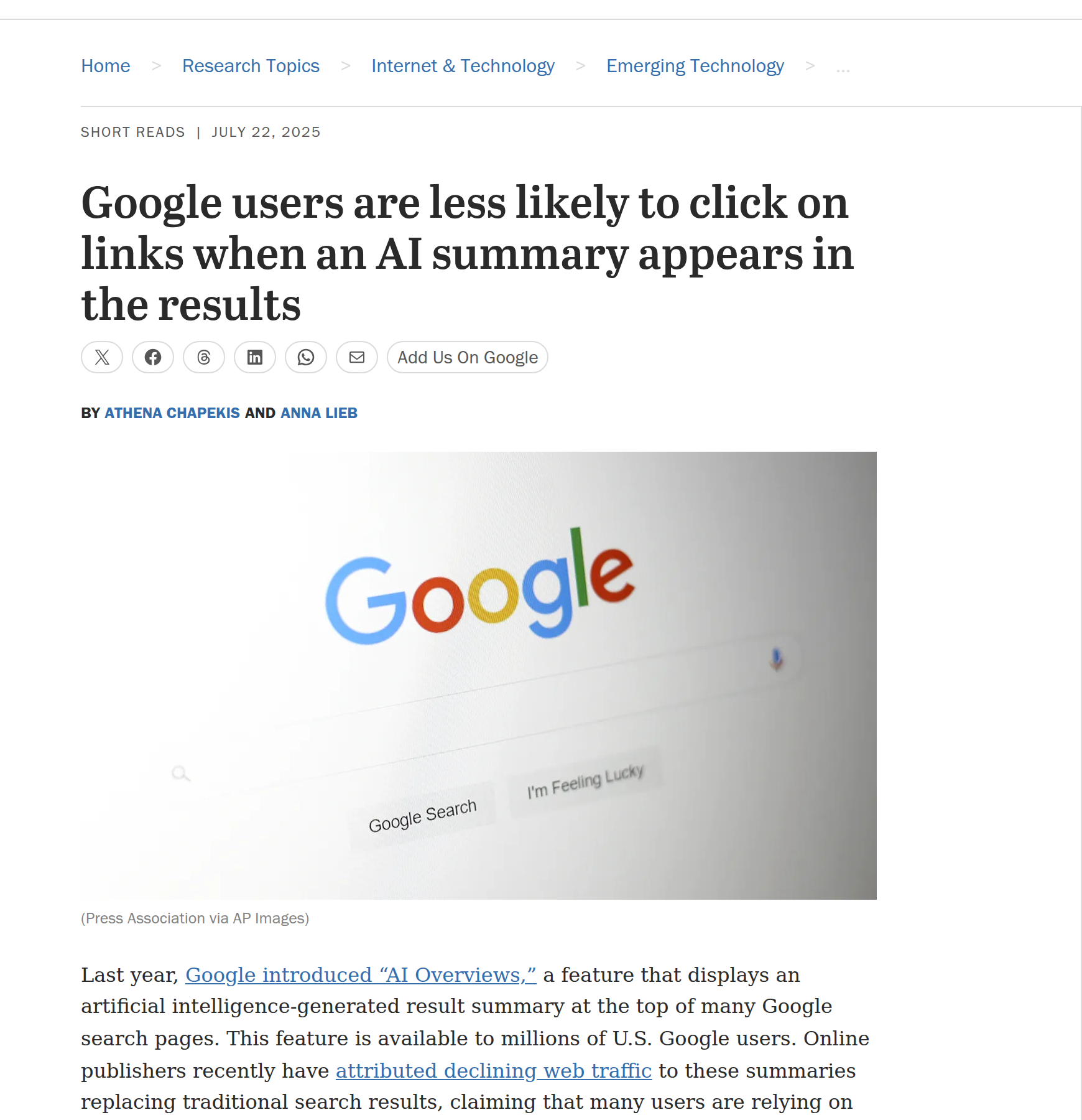 Estudo do Pew Research Center mostrando que usuários do Google clicam menos em links quando um resumo de IA aparece nos resultados.